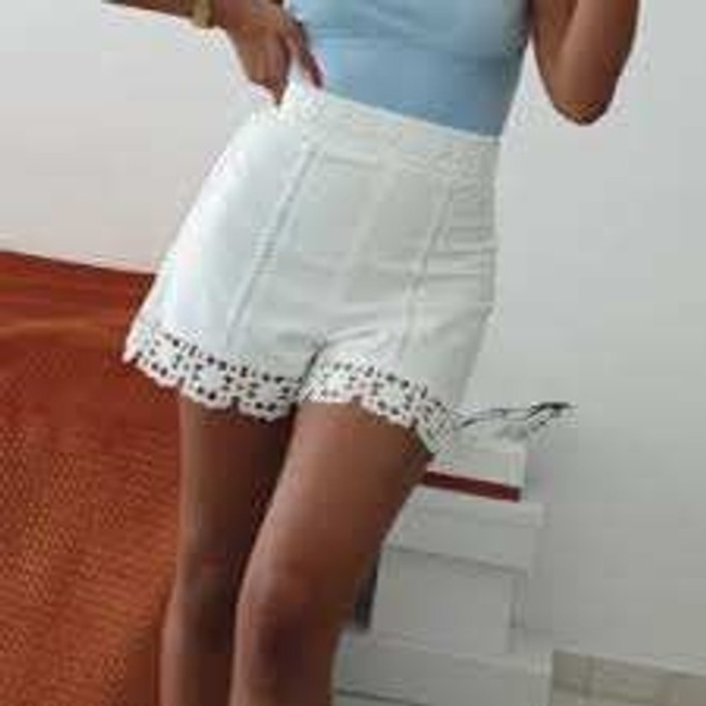 Zara White Crochet Lace High Waisted Shorts Scalloped Hem Size Medium